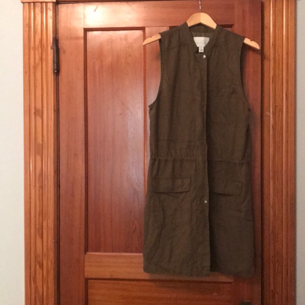 Never worn long army green cargo zip up vest